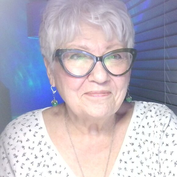 Meet your Posher, Christine AKA MYSTIC CHRIS! Yes, I'm a Psychic Medium. - Picture 1 of 2